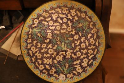 une assiette décorative ornée de fleurs, posée sur une table