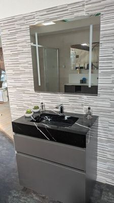une salle de bain avec un lavabo et un miroir