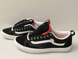 baskets sans lacets noires et blanches, avec des lacets rouges et blancs