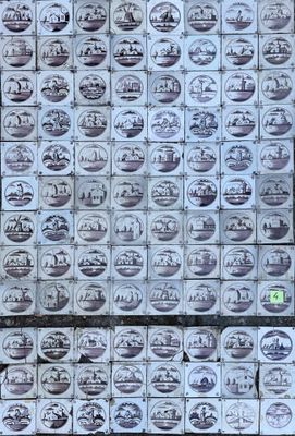 beaucoup d'assiettes empilées les unes sur les autres