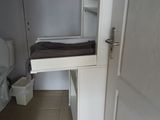 un petit lit dans un coin d'une petite chambre