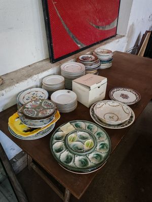 plusieurs assiettes et bols sur une table dans une pièce