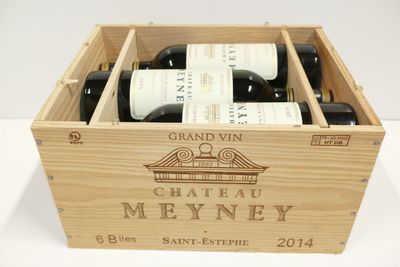 trois bouteilles de vin dans un coffret en bois