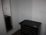 une photo d'une salle de bains avec un meuble noir et un miroir