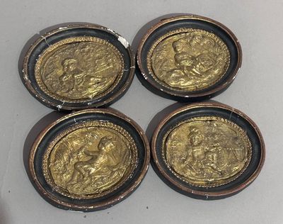 quatre pièces d'or empilées les unes sur les autres sur une table