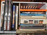 une pile de livres posée sur un ordinateur portable