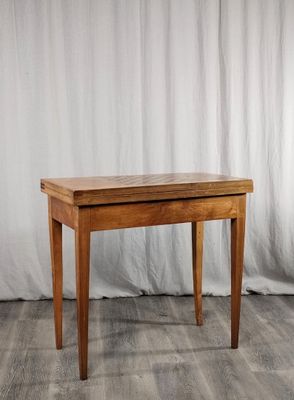 une photo d'une table en bois avec un rideau blanc en arrière-plan