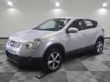 une photo d'un Nissan RAV argenté garé dans un garage