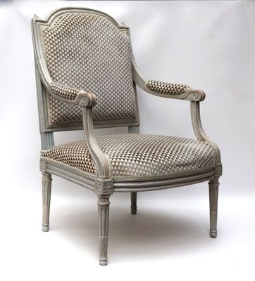 une chaise posée sur un fond blanc
