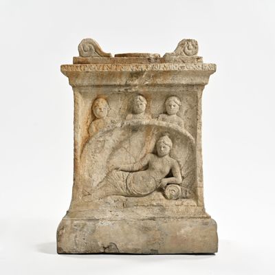une image représentant une sculpture en pierre d'une femme et de deux enfants