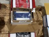 de nombreux cartons d'équipements électroniques posés sur le sol