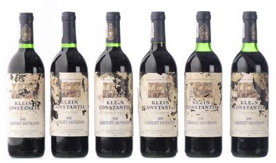 six bouteilles de vin rouge sont alignées