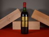 une bouteille de vin posée sur une table