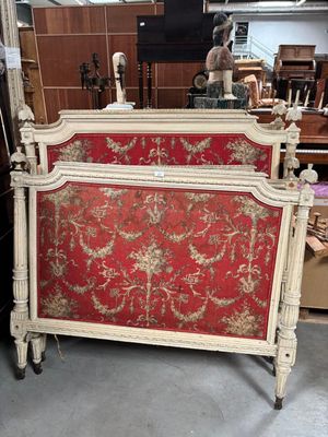 un lit orné d'un motif rouge et or dans une chambre