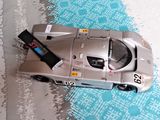 une voiture jouet posée sur une table