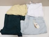 Trois paires de shorts pour femmes et un t-shirt sont posés sur une table