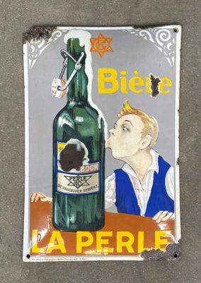 une affiche sur le mur d'un immeuble représentant un homme en train d'embrasser une bouteille de bière