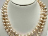 gros plan d'un collier de perles sur un mannequin