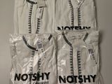 Trois t-shirts blancs avec des logos en noir et blanc sont posés sur une table