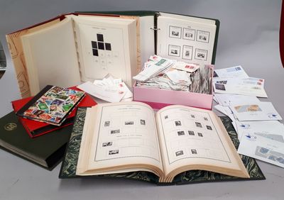 de nombreux livres ouverts posés les uns à côté des autres sur une table
