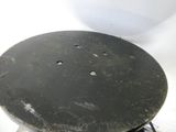 un tabouret noir posé sur une table blanche