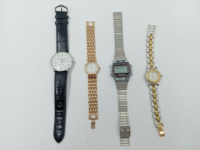 trois montres sont assises l'une à côté de l'autre sur une surface blanche