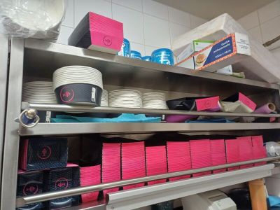 une étagère en métal sur laquelle sont posés des plats, dans une cuisine