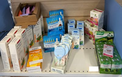 de nombreuses boîtes de dentifrice et de brosses à dents sur une étagère
