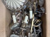 une boîte en carton remplie d'objets métalliques divers