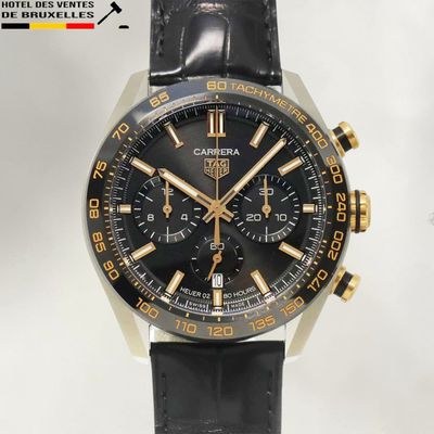 Gros plan sur une montre à cadran noir