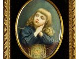 portrait d'une jeune fille en robe bleue, la main posée sur le menton