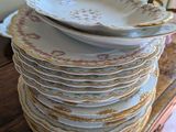 plusieurs assiettes empilées sur une table