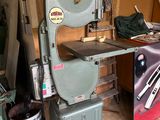 une machine posée sur une table dans une pièce