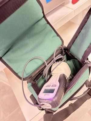 un sac vert et noir contenant un téléphone portable