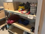 une pièce avec beaucoup de boîtes et de cartons sur les étagères