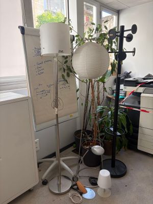 une lampe qui se trouve sur un support dans une pièce