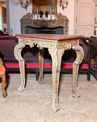 une table sur laquelle est posé un miroir