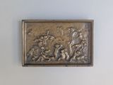 une plaque métallique sur laquelle figure la photo d'un groupe de personnes
