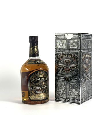 une image d'une bouteille de whisky à côté d'une boîte