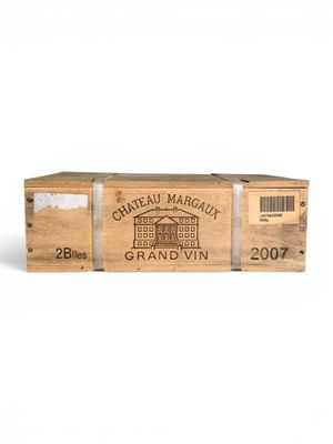 caisse de vin en bois posée sur une surface blanche, avec un fond blanc