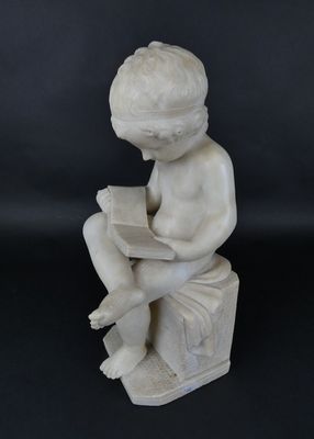 statue en marbre représentant un garçon en train de lire un livre, assis sur un tabouret