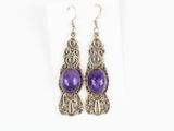 une paire de boucles d'oreilles ornées de perles de verre violettes