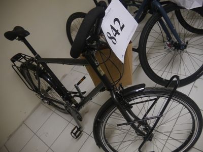un vélo sur lequel est apposée une étiquette de prix à l'arrière