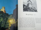 un livre ouvert avec l'image d'un château en arrière-plan