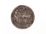 une image représentant une pièce d'argent sur laquelle figurent un homme et un cheval