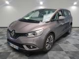 la voiture grise est garée dans le garage sur un sol en damier