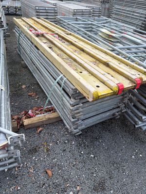 un tas de matériaux de construction posé par terre à côté d'un immeuble