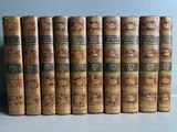 six vieux livres alignés en rang sur une table