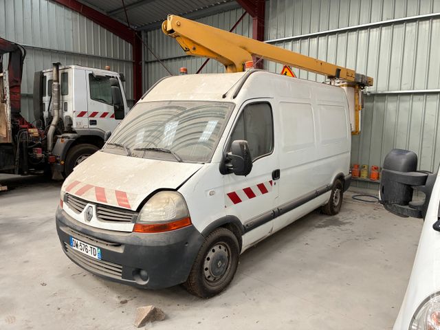 Véhicule utilitaire RENAULT Master immatriculé DW-576-TD, 1ère mi
