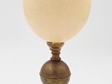 une lampe de table ancienne en laiton, dotée d'un abat-jour sphérique en verre dépoli